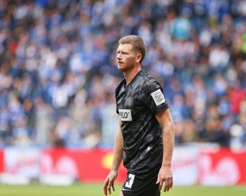 Fußballspiel: Fortuna Düsseldorf besiegt Elversberg 3:1, Eigentore prägen das Spiel, Aufstiegskampf spannungsvoll.