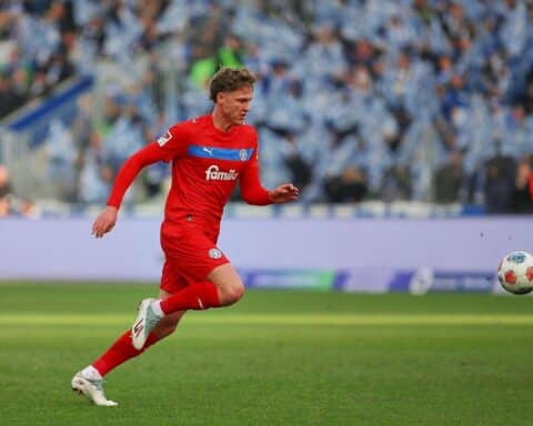 Holstein Kiel jubelt nach 2:0-Sieg gegen Eintracht Braunschweig, sichert Klassenerhalt.