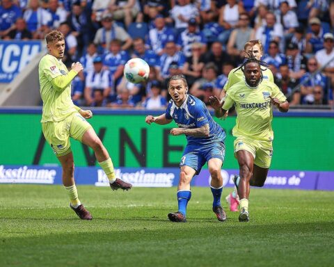 Magdeburger Spieler jubeln nach dem Sieg gegen Hertha BSC. Emotionen, Mannschaftsgeist, wichtiger Treffer.