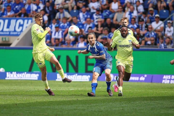 Magdeburger Spieler jubeln nach dem Sieg gegen Hertha BSC. Emotionen, Mannschaftsgeist, wichtiger Treffer.