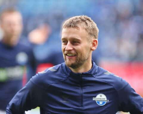Zwei Fußballteams kämpfen auf dem Platz um den Sieg, Spannung und emotionale Momente.