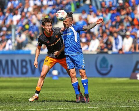 Fußballspiel zwischen 1. FC Magdeburg und 1. FC Kaiserslautern, Spannung und Emotionen auf dem Platz.