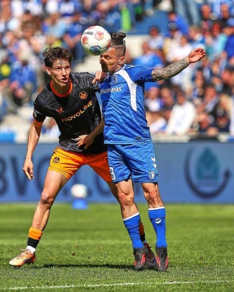 Fußballspiel zwischen 1. FC Magdeburg und 1. FC Kaiserslautern, Spannung und Emotionen auf dem Platz.