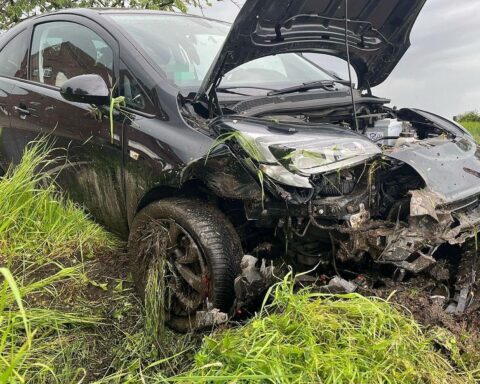 Unfallstelle mit verunfalltem Auto, Polizei, Rettungswagen und Absperrungen, Verletzte Fahrerin im Krankenhaus.