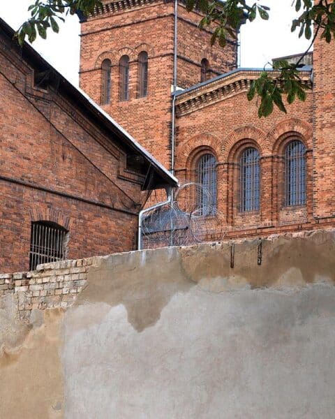 Ein Gefängnis mit Sicherheitsvorkehrungen, das die jüngste Festnahme eines Mannes darstellt.