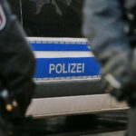 Schwerer Verkehrsunfall: Polizei, Rettungskräfte und Hubschrauber am Unfallort in Schriesheim.