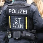 Polizei im Einsatz gegen Fußballfans, Graffiti-Vandalismus und rücksichtsloses Verhalten im Verkehr.