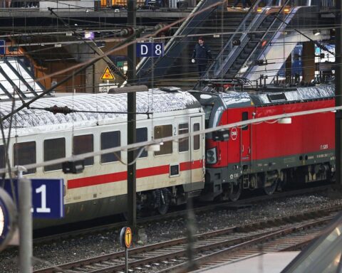 Eine Frau ruft laut „Sieg Heil“ am Hamburger Hauptbahnhof, viele Passanten beobachten.