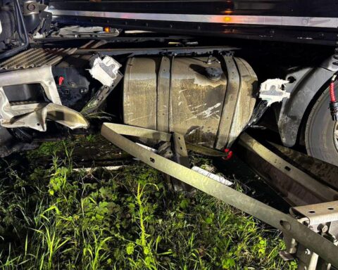 LKW-Unfall: beschädigter Dieseltank, ausgelaufener Kraftstoff auf der Autobahn, Feuerwehr im Einsatz.