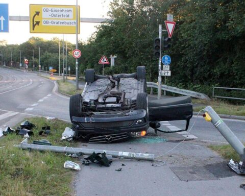 Schwerer Verkehrsunfall: Mercedes überschlug sich, Lichtzeichenanlage zerstört, Fahrer verletzt, Alkoholkonsum nahestehend.