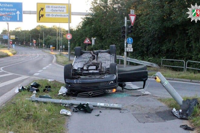 54-Jähriger verliert Kontrolle über Mercedes und überschlägt sich auf der A42 in Oberhausen