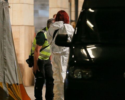 Auto in Menschenmenge, Tragödie in Leipzig: Täter festgenommen, Ermittlungen laufen wegen Mordverdachts.