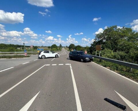 Verkehrsunfall mit zwei Autos, Verletzte, Polizei und Feuerwehr sichern Unfallstelle in Ruppertsberg.