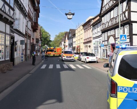 Unfall auf Zebrastreifen: Polizeiabsperrungen und verletzte Fußgängerin in Höxter, Westerbachstraße.