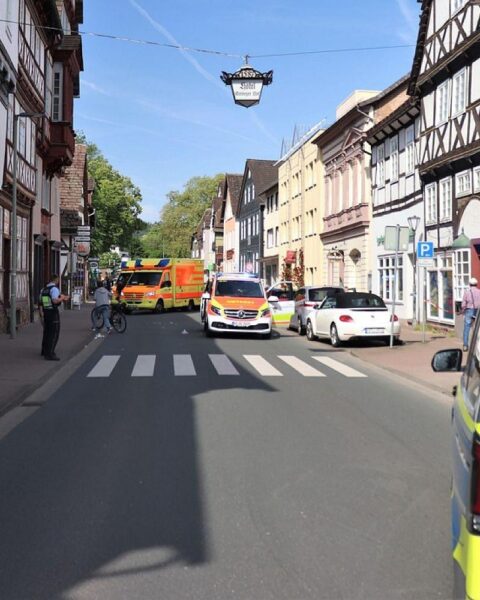 Unfall auf Zebrastreifen: Polizeiabsperrungen und verletzte Fußgängerin in Höxter, Westerbachstraße.