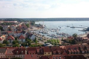 Eine belebte Straße in Waren (Müritz) mit Menschen und Polizei.