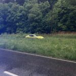 Ein Hyundai in einem Grünstreifen, nach Verkehrsunfall bei Starkregen, glücklicherweise fahrerlos.
