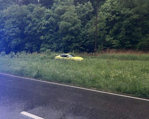 Ein Hyundai in einem Grünstreifen, nach Verkehrsunfall bei Starkregen, glücklicherweise fahrerlos.