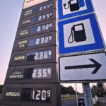 Tankstelle mit hohen Kraftstoffpreisen, Autofahrer, Preisschilder, April 2026, kritische Stimmung.