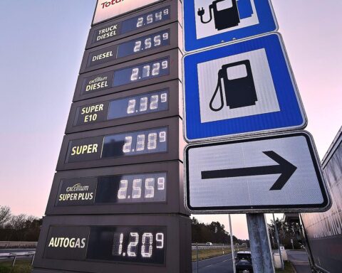 Tankstelle mit hohen Kraftstoffpreisen, Autofahrer, Preisschilder, April 2026, kritische Stimmung.