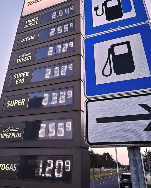 Tankstelle mit hohen Kraftstoffpreisen, Autofahrer, Preisschilder, April 2026, kritische Stimmung.