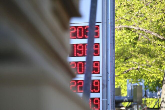 Tankstelle mit Preisanzeigen für Super E10 und Diesel, Preissenkungen und Kraftstoffpreise sichtbar.