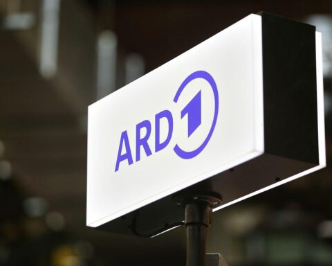 Beschädigtes ARD-Studio in Kiew: Fenster bersten, verwüstete Räume, trotz Schäden fortgesetzte Berichterstattung.