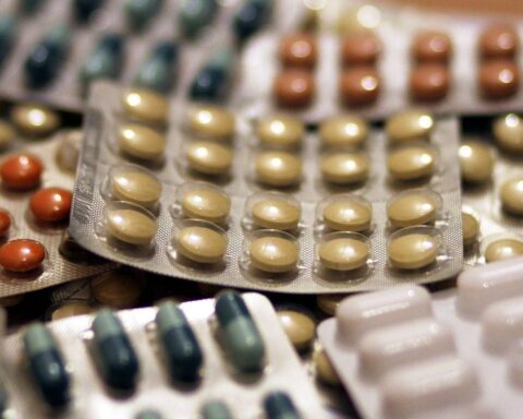 Tabletten zur Gewichtsreduktion, Symbol für Adipositas-Behandlung, Zusammenarbeit mit US-Unternehmen, Gesundheitsförderung.
