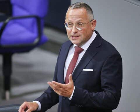 Peter Felser im Bundestag, diskutiert transatlantische Beziehungen und geopolitische Herausforderungen mit China.
