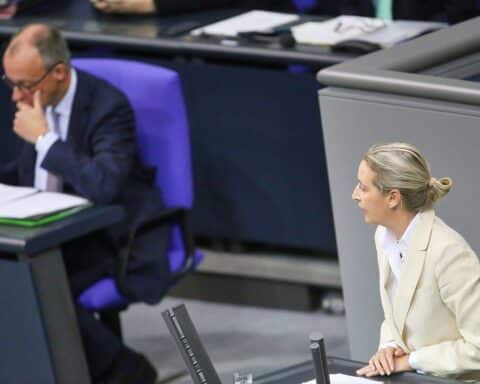 Friedrich Merz und Alice Weidel im politischen Kontext, symbolisieren aktuelle Umfrageergebnisse und Zufriedenheit.