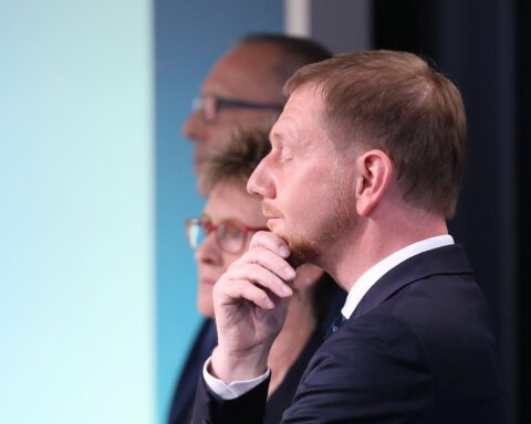 AfD-Rekordwert in Sachsen: Jörg Urban, Kretschmer und Zimmermann im Fokus der politischen Debatte.