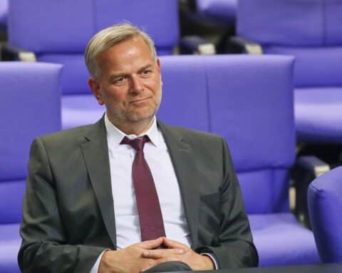 Leif-Erik Holm präsentiert sich als AfD-Kandidat, betont Sparmaßnahmen und Reformen für Mecklenburg-Vorpommern.