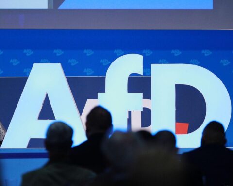 AfD-Logo vor Bürogebäude, symbolisiert mögliche Veränderungen der Beamtenstruktur in Sachsen-Anhalt.