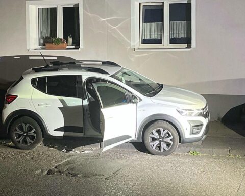 Polizeieinsatz bei Verkehrsunfall: Aggressiver Fahrer, Widerstand gegen Beamte, mehrere Verletzte.