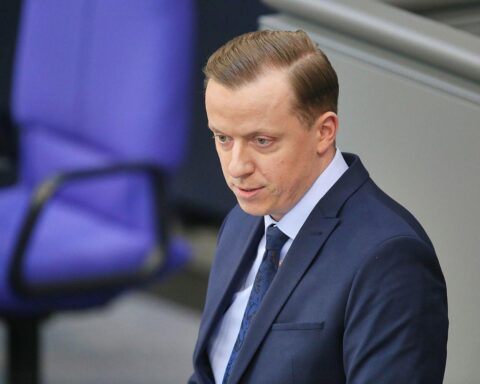 Adis Ahmetovic diskutiert EU-Marine-Einsatz zur Deeskalation in der Straße von Hormus.