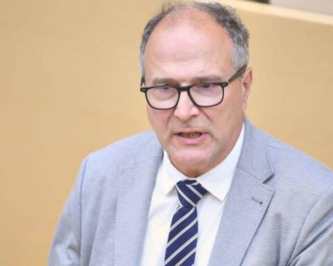 Alexander Hold bei einer Gedenkveranstaltung, um die Erinnerungskultur zu stärken und zu bewahren.
