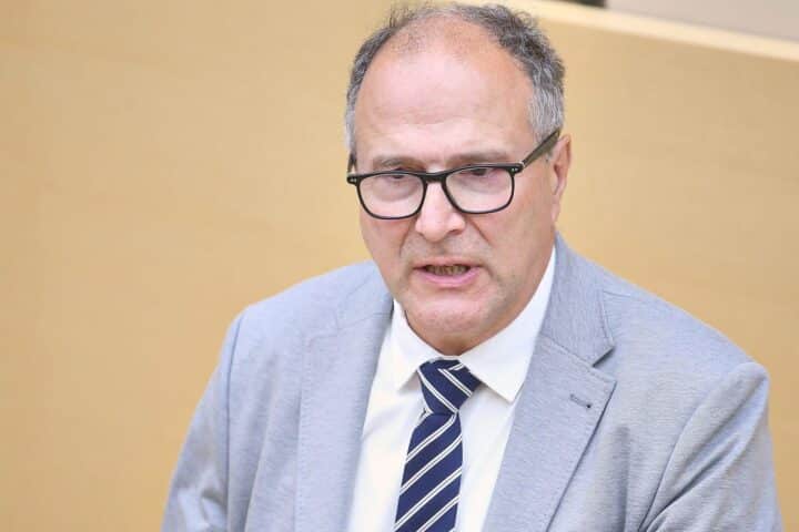 Alexander Hold bei einer Gedenkveranstaltung, um die Erinnerungskultur zu stärken und zu bewahren.