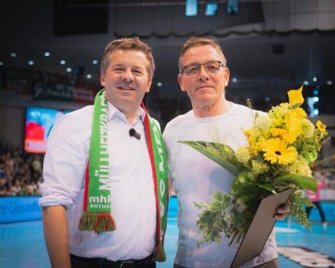 Ministerpräsident überreicht Verdienstorden an Alfred Gislason während Handballspiel in Magdeburg.