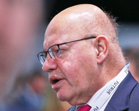 Peter Altmaier diskutiert Regierungsverantwortung und Demokratie in Deutschland während eines Interviews.