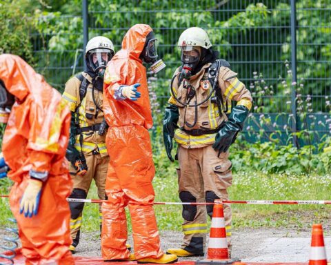 Feuerwehr im Einsatz am Krankenhaus wegen Ammoniakaustritt aus Kühlungsanlage. Sicherheit gewährleistet.