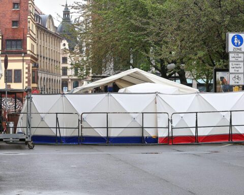 Auto fährt in Menschenmenge; schwere Amokfahrt in Leipzig mit zwei Todesopfern.