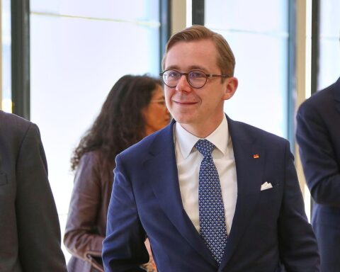 Philipp Amthor, zufrieden im Büro, symbolisiert digitale Transformation und Bürokratieabbau in der Politik.