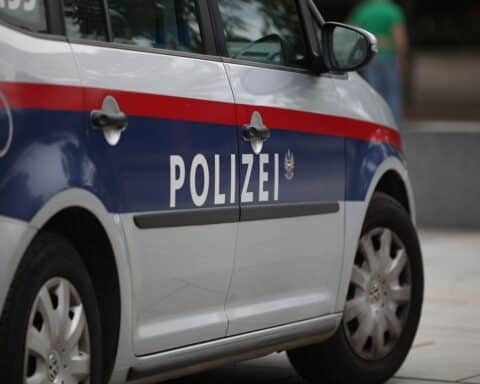 Polizisten vor Gericht, mit Symbolik für Terrorismus und Sicherheit am Konzert.
