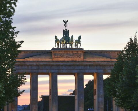 Brandenburger Tor als Wahrzeichen Berlins, symbolisiert den Anstieg von Touristen in der Hauptstadt.