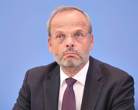 Felix Klein warnt vor Antisemitismus in sozialen Netzwerken, fordert strengere Regulierung und Verantwortung.