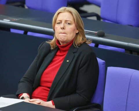 Bärbel Bas bei Koalitionsausschuss: Reformdruck erhöht, Arbeitgeber fordern schnelle Entscheidungen zur Rentenfinanzierung.