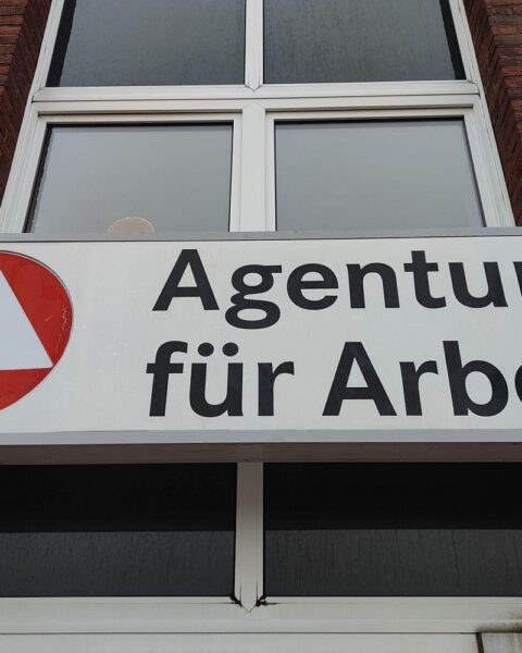Grafik mit sinkenden Arbeitslosenzahlen, positiven Entwicklungen, Berufsausbildung und offener Stellenmarkt.