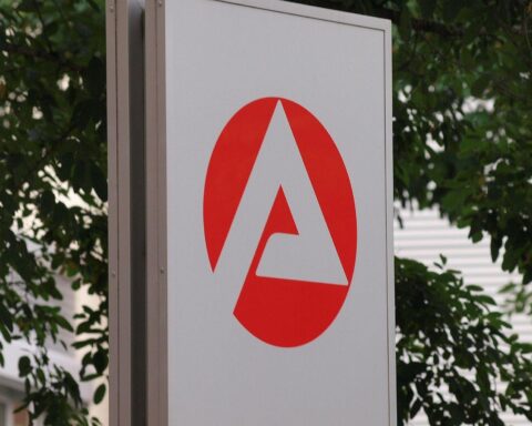 Grafik mit Arbeitsmarktzahlen in Sachsen: sinkende Arbeitslosigkeit, regionale Unterschiede, Beschäftigungstrends.