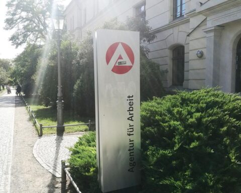Arbeitsamt mit Menschen, die Beratung suchen; positive Entwicklung der Arbeitslosenzahlen in der Altmark.
