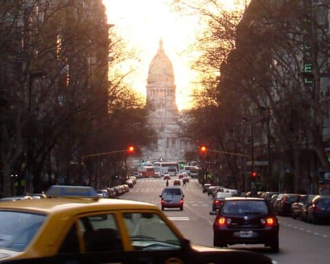 Straßenszene in Buenos Aires vor dem Nationalkongress, symbolisiert Fortschritt und Deregulierung in Argentinien.